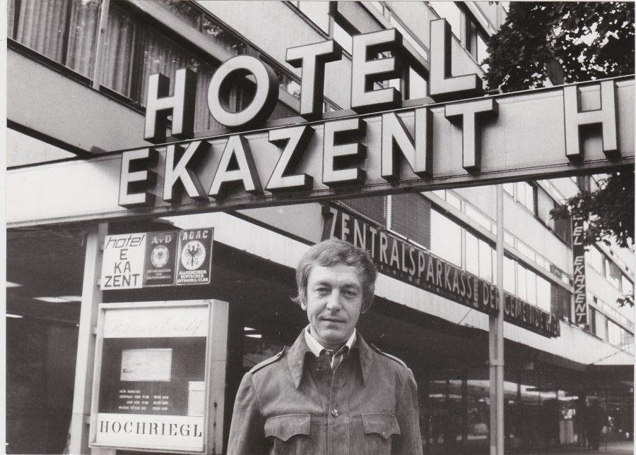 Heinz Piontek in Lederjacke vor Hotel Ekazent